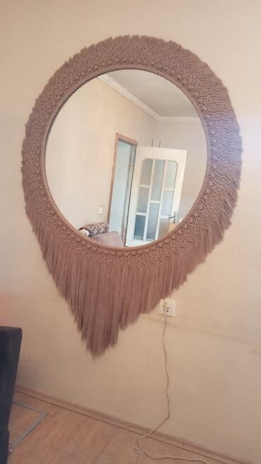 Güzgü Divar üçün, Dairə