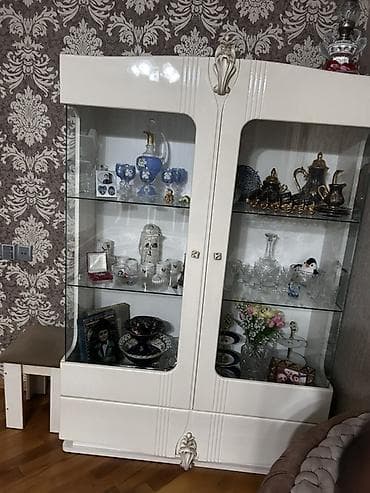 skafi: Ağ rəngli vitrin-büfe - Dizayn: Klassik üslubda, parlaq ağ rəng, ön — 2