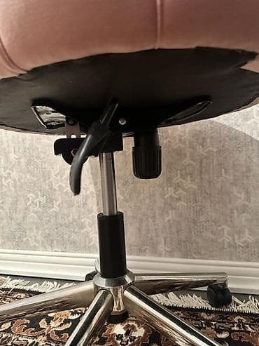 stullar: Pudra-çəhrayı rəngdə yumşaq məxmər üzü ilə fırlanan ofis/maqaj stulu — 3