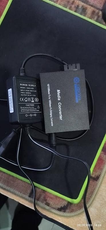Media converter cascom 1 cüt və hərəsinin öz qida bloku üstündə. əla