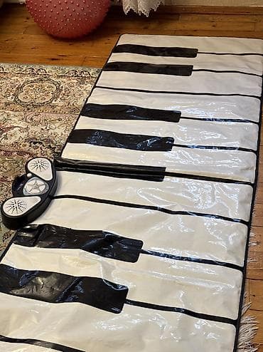 Uşaq dünyası: Uşaq üçün yer üstü pianino — 1