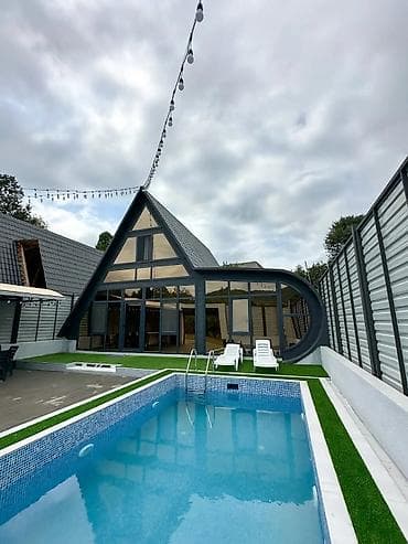 A-frame üslubunda müasir bağ evi – özəl həyətyanı məkan və hovuz