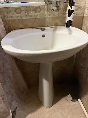 Keramik hamam lavabosu – ayaqlı model