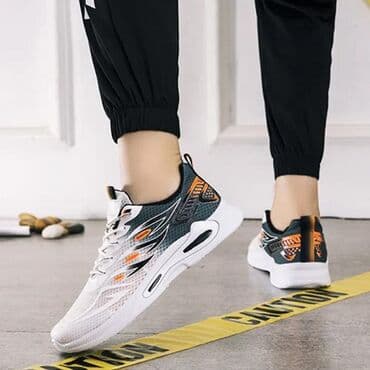 красофкалар мужской: Ağ və boz rənglərdə olan bu idman ayaqqabıları rahatlıq və dəbə uyğun — 5