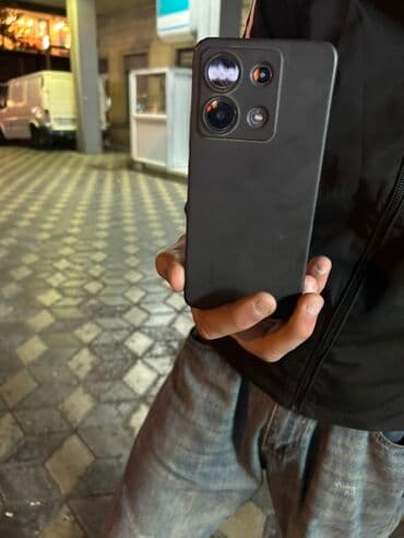 galaxy s6 edge: Smartfon – böyük ekranlı, ön kameranın mərkəzi “punch‑hole” kəsiyi — 5