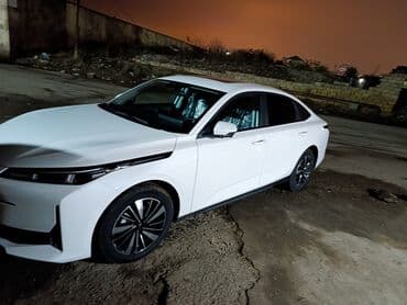 Ağ rəngli müasir sedan – aerodinamik kuzov, kəskin LED ön/arka işıqlar lalafo.az -da Ağ rəngli müasir sedan – aerodinamik kuzov, kəskin LED ön/arka işıqlar