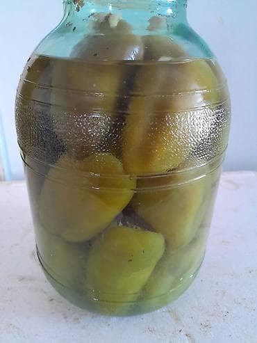 Ev üsulu doldurulmuş bibər turşusu - Şəffaf bankada, bütöv yaşıl