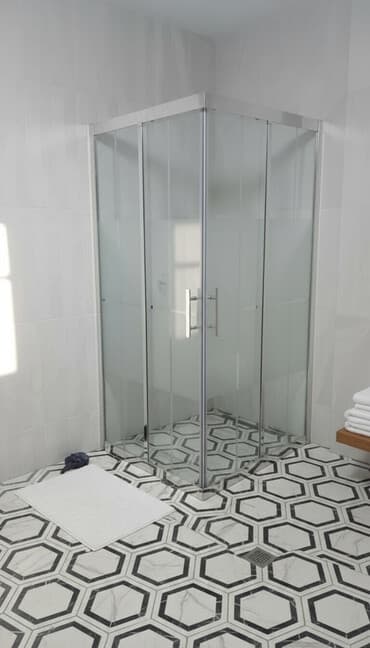 hamam üçün rəf: Yeni Üstü açıq kabina, Künc üçün — 1