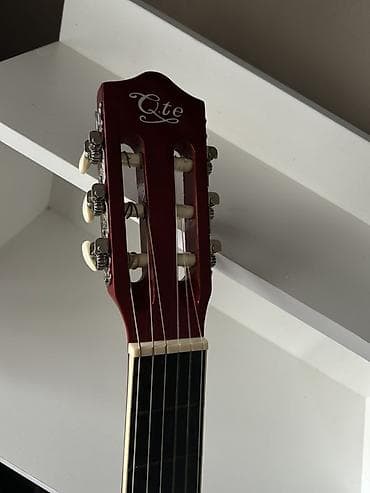 Гитары: Açıq ağac rəngində klassik dizaynlı akustik gitara. Alət altı simlidir — 5