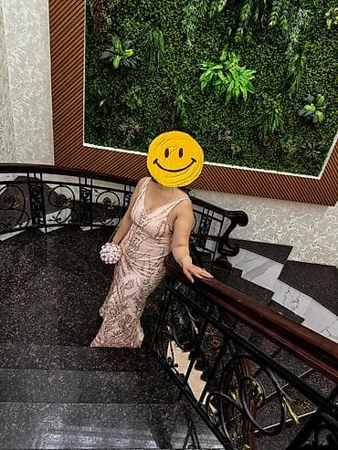 ince sepler: Zərif gecə/libas – pudra rəngi, qızılı naxışlı - Model: Uzun, bədənə — 1