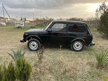 rengli işıq: LADA Niva (qara rəng, 3 qapı, 4x4) – şəhər və off-road üçün klassik — 9