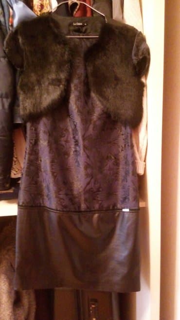 Dəstlər, kostyumlar: Tund goy qadin paltari. Eteyi kojadir. Uzerindeki jiletkasi cixir — 1