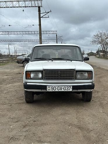 planeta 5: VAZ 2107 sedan – ağ rəng, 4 qapı, arxa ötürücülü klassik model — 2