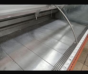 Market və ərzaq mağazaları üçün soyuducu vitrin. Məhsulların nümayişi — 2