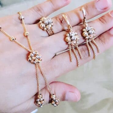 italyan qizili: Dəstə daxildir: Boyunbağı, Kulon, Sep, Pandora, Sarı qızıl, 585 Əyar, 13900 g — 3