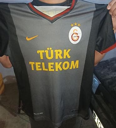 Futbolkalar: Satılır: Felipe Melo forması Felipe Melo forması satılır. Cəmi 2 dəfə — 2