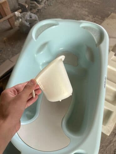 Seyflər: Körpələr üçün nəzərdə tutulmuş bu hamam küveti, yüngül mavi rəngdədir — 2