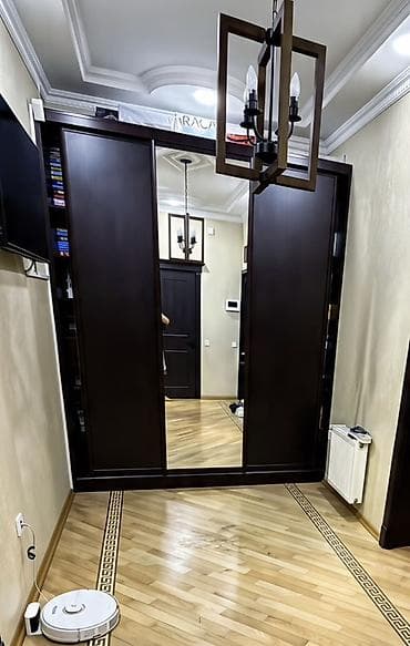 Geniş sürgülü qapılı dolab - Material: tünd ağac rəngli MDF/laminat — 1