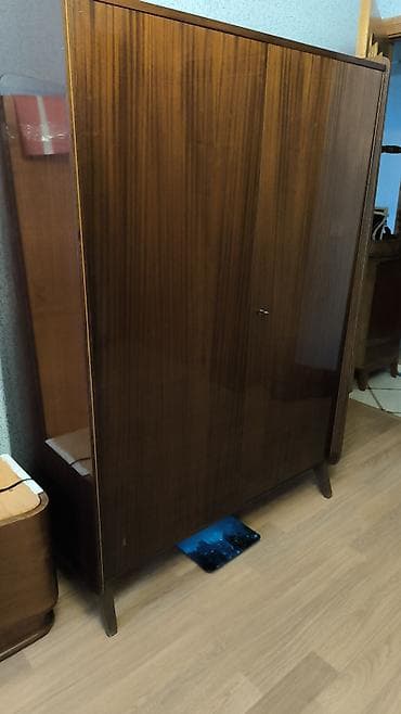 iwlenmiw wkaf: Dolab, icinde guzgu qapinin bir terefinde, o biri terefinde qayish — 9