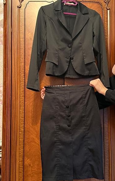 Qadın kostyumu – 2 hissə - Rəng: qara - Üst: qısa, qolları uzun jaket;
