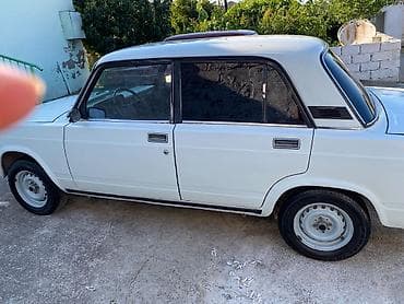 Nəqliyyat: LADA 2107, ağ sedan Texniki xüsusiyyətlər: - Kuzov: 4 qapılı sedan — 2