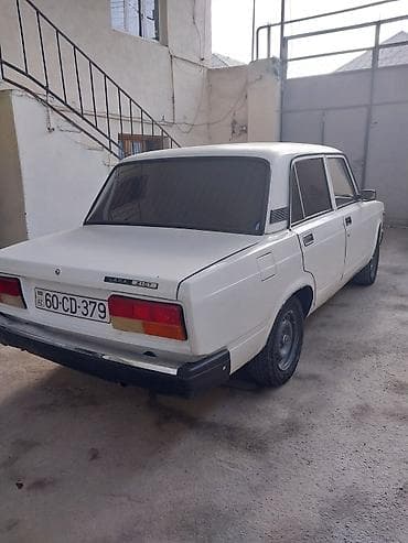 2107 şit: VAZ Lada 2107 sedan - Kuzov: 4 qapılı sedan, ağ rəng - Nömrə: AZ — 4