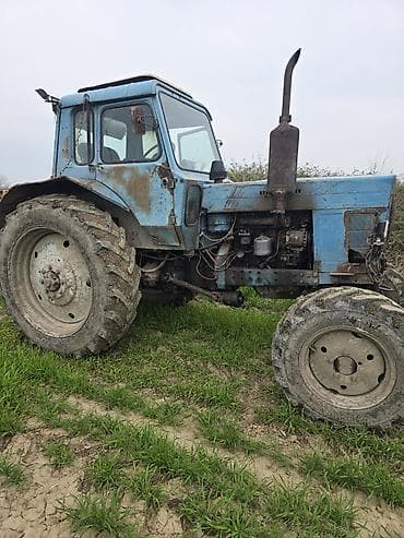 vaz 2106 kuzası: Mavi rəngdə kənd təsərrüfatı traktoru. Bu traktor geniş təkərlərə — 2