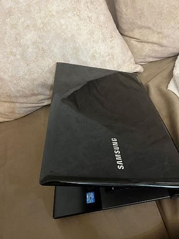 Samsung: Samsung noutbuk. Qara rəngli, parlaq korpuslu Samsung noutbukdur — 3