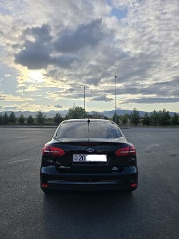 инвертор с 12 на 220 вольт: Ford Focus sedan – qara rəng, benzinlə işləyən, ön ötürücülü. Xarici — 5