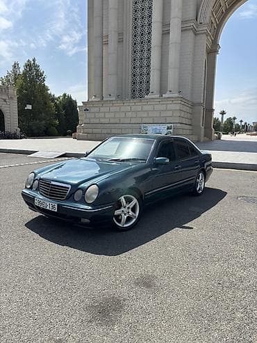 Mercedes-Benz E-Class: 2.4 l | 2000 il Sedan