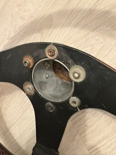 vossen disk teker: Momo Rul,Sükan
Şəkildə göründüyü kimidi
Universaldı
Ələ yatımlı ruldu — 3