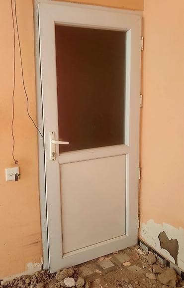 qapı və pəncərə: Her biri 110azn.PVC qapı – şüşəli model - Material: ağ rəngli PVC — 1