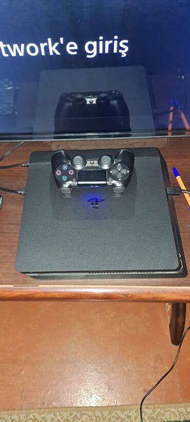 PS4 (Sony Playstation 4): Playstation 4 yaxşı vəziyyətdə içində 4 yüklü oyun: Red Dead