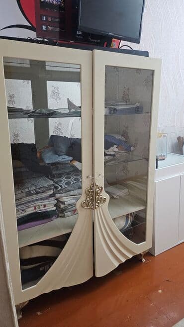 Şüşəli dolab vitrini