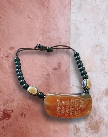 dini suvinerler: Muncuqlar tənzimlənən sürüşmə düyünlü bir ipə bağlanır və bu da — 1