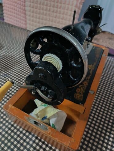 ручная швейна машина: Antik tikiş maşını – mexaniki, stolüstü model - Korpus: döküm metal — 7