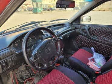 опель зафира а: Opel Astra sedan (qırmızı-bordo rəng), 4 qapılı, AZ dövlət nömrə — 7