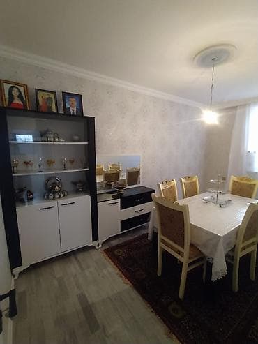 sumqayit 8 ci mikrorayon: Satılır: həyət evi XIRDALAN,UGUR MARKETIN yaxinligi.- Həyət: Hündür — 7