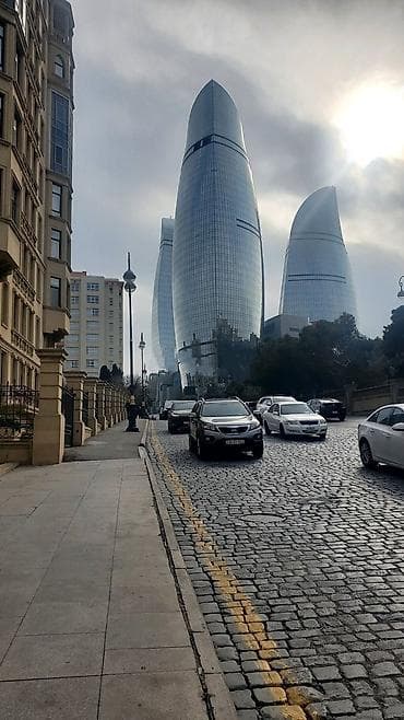 Şəhərin mərkəzində İçərişəhər metrosuna 5 dəqiqəlik məsafədə, köhnə