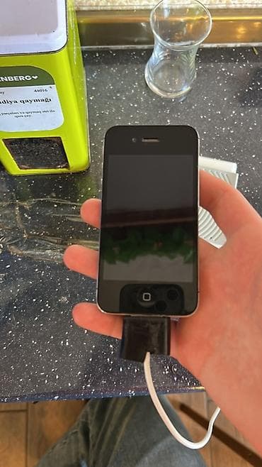telefon ekran sekilleri 2023: IPhone 4, Qara — 1