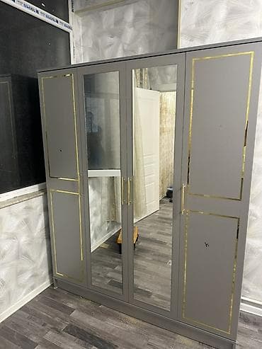iskaflar: Güzgülü 4 qapılı paltar şkafı - Rəng: boz (mat ton), qızılı dekorativ — 1