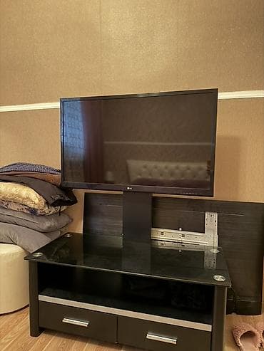 suse masa: İşlənmiş, Düz TV altlığı, Polkalı, Şüşəli — 2