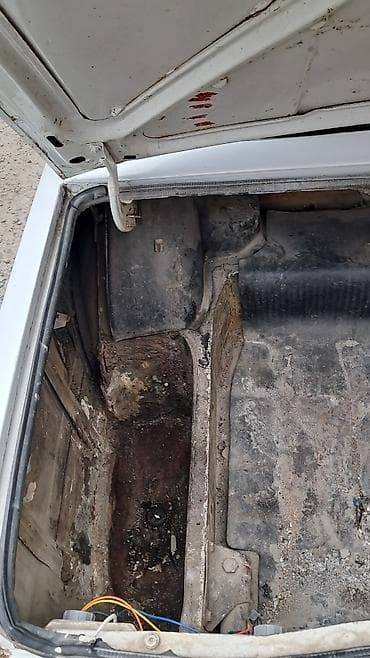 азербайджан авто: VAZ 2107, ağ rəng, sedan kuzov. Texniki xüsusiyyətlər: - Arxa — 6