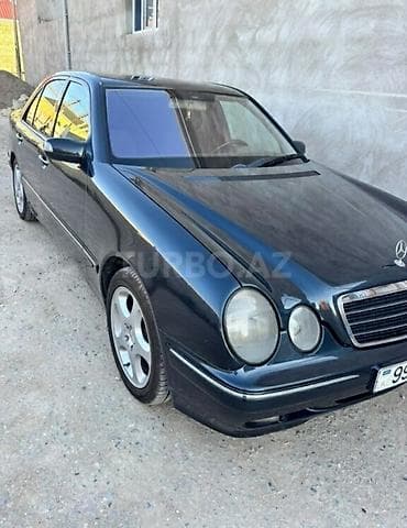 bmw e60 m: Mercedes-Benz E 220: 2.2 l | 2000 il Sedan — 2