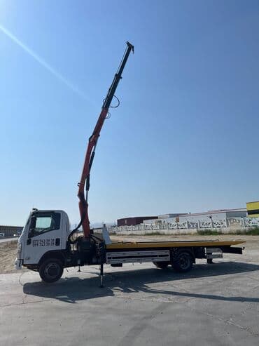 mercedes evakuator turbo az: Yük maşını platforması və hidravlik kranı olan Isuzu modeli. Bu maşın — 7