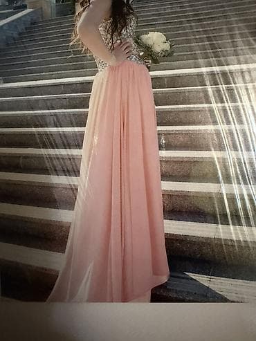 Zərif gecə/libas – uzun şifon ətəkli, açıq çəhrayı rəngdə. Üst hissə