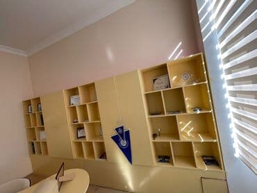 рабочий кабинет руководителя: Ofis mebeli dəsti - Dəyirmi/ellips formalı iş masası: krem rəngdə — 3