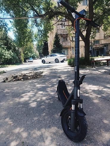 elektrikli sc: Xiaomi elektrik skuter - Model: Xiaomi (gövdədə “Xiaomi” loqosu) — 5
