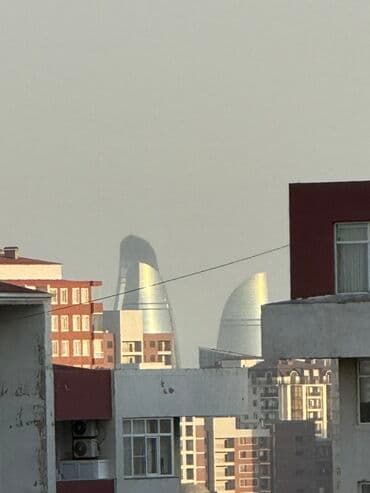 20 sahede kiraye evler: Mənzilin təqdimatı - Geniş və işıqlı salon: iri panoram pəncərə — 14