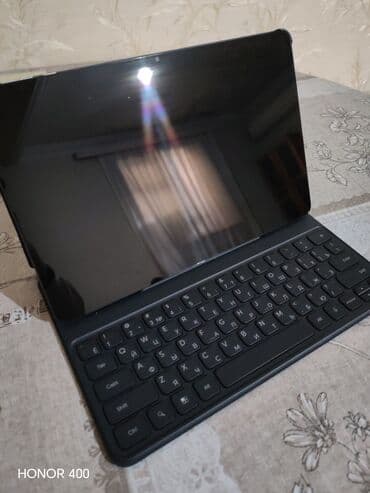 HONOR Pad 10 planşeti (Bluetooth klaviaturalı) 1aydı alınıb, cızığı